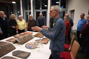 Andreas Stiene erläutert die Ziegel