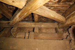 Schadensbild: abgesägte Zugbalken...