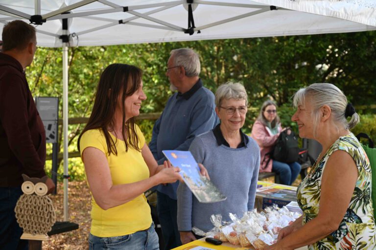 Brigitte Bernert und Angelika Hartmann informieren die Besucher fachkundig