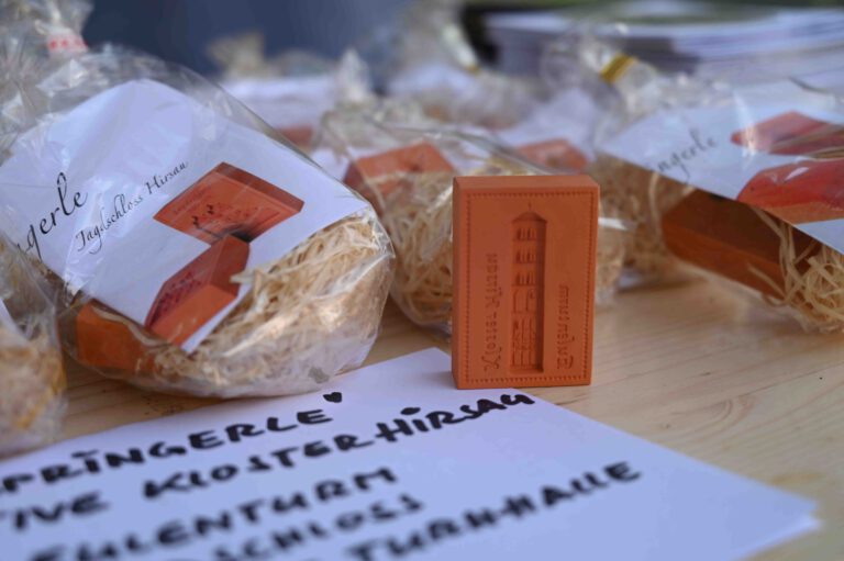 Models mit diversen Klostermotiven waren auch im Angebot