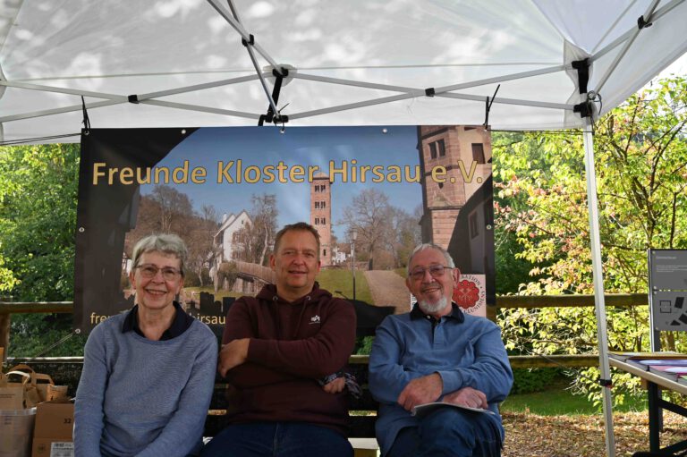 Angelika, Armin und Klaus-Peter genießen den schönen Herbsttag