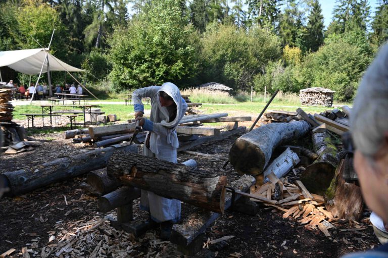 Herstellung der Balken für das Abtgebäude - auch Frauensache