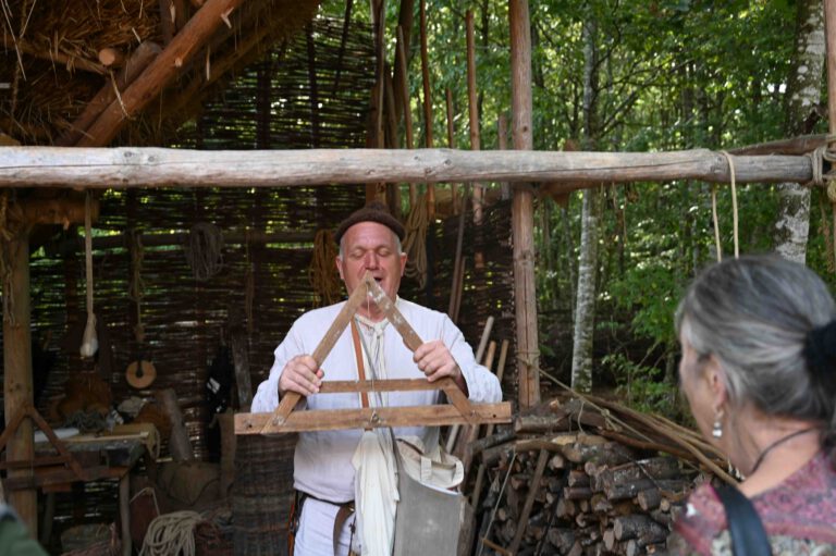 Alle Werkzeuge werden selbst hergestellt, hier eine Winkelwaage