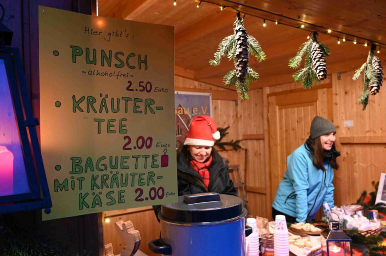 Punsch, Kräutertee und Kräuter-Baguette - das bewährte Angebot der Klosterfreunde fand guten Absatz
