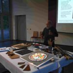 Andreas Linnenschmidt erläutert die Kunst der Glasmalerei