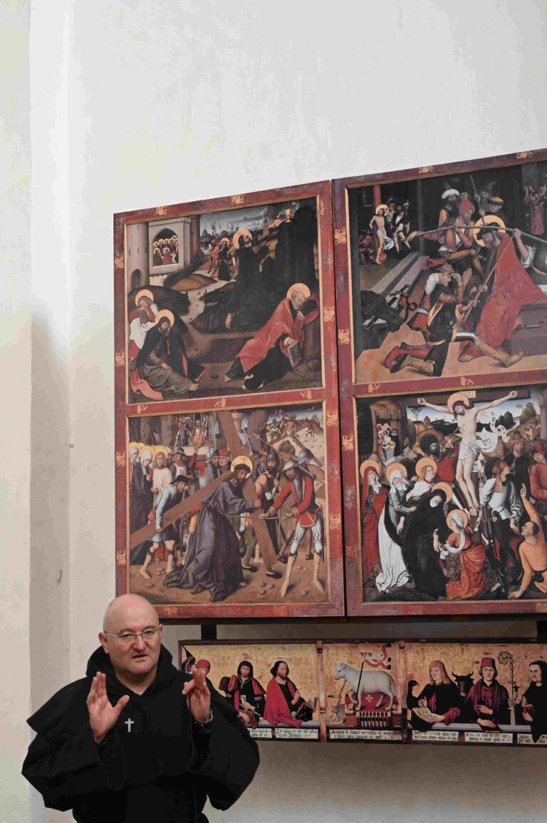 Das Modell des Hochaltars in der Petri-Kapelle. Am geschlossenen Retabel  Szenen der Passionsgeschichte.