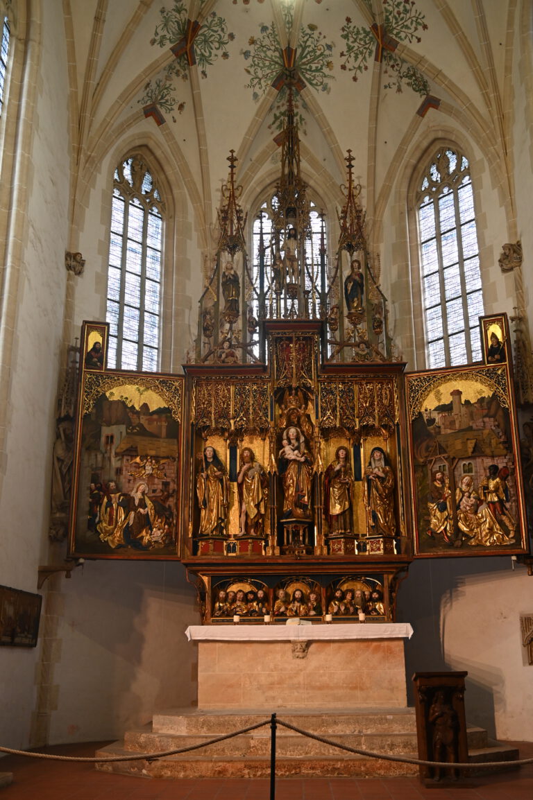 Der Hochaltar von 1494 mit dem vollständig geöffneten Retabel mit überlebensgroß geschnitzten Schreinfiguren.