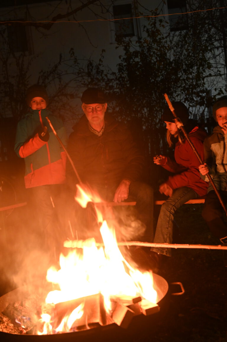 Stockbrot und Lagerfeuer laden zum Ausruhen und Träumen ein