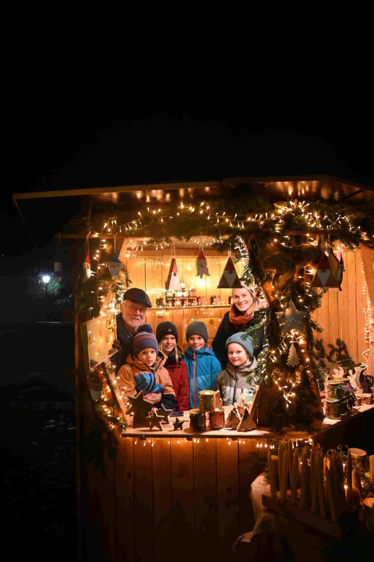 Am Nachbarstand des Vereins bot Klaus mit seiner Familie leckeren Hirsauer Klosterhonig an